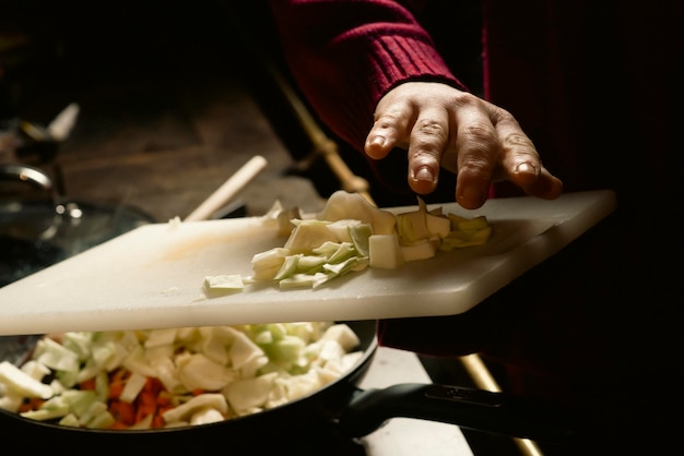 Kucharz przygotowujący danie